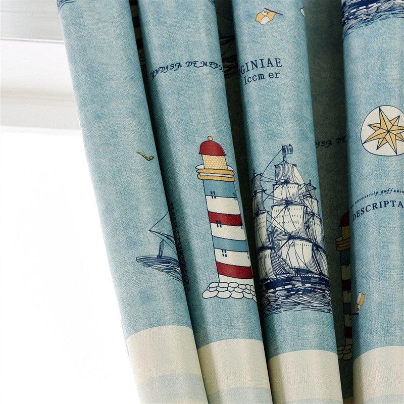 Rideau décoratif bleu avec motif marin, illustrant un phare rouge et blanc, un voilier ancien et une rose des vents. Idéal pour ajouter une touche nautique à votre intérieur. Élément parfait pour les passionnés de décoration maritime.