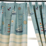Rideaux décoratifs au motif marin avec ancre, bateau et phare, parfaits pour apporter une touche nautique à votre intérieur. Idéals pour une décoration de chambre ou de salon, ces rideaux bleus et blancs s'accordent facilement à un thème océanique. Transformez votre espace avec élégance et style marin.
