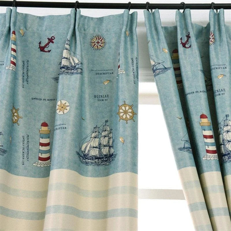 Rideaux décoratifs au motif marin avec ancre, bateau et phare, parfaits pour apporter une touche nautique à votre intérieur. Idéals pour une décoration de chambre ou de salon, ces rideaux bleus et blancs s'accordent facilement à un thème océanique. Transformez votre espace avec élégance et style marin.