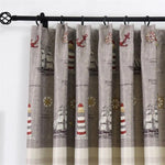 Rideau décoratif au design maritime avec motifs d'ancre, de phare et de voilier, idéal pour une décoration intérieure inspirée par la mer. Parfait pour ajouter une touche nautique à votre salon ou chambre. Facile à installer grâce aux anneaux inclus, ce rideau apporte originalité et fraîcheur à votre espace de vie.