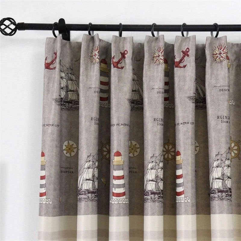 Rideau décoratif au design maritime avec motifs d'ancre, de phare et de voilier, idéal pour une décoration intérieure inspirée par la mer. Parfait pour ajouter une touche nautique à votre salon ou chambre. Facile à installer grâce aux anneaux inclus, ce rideau apporte originalité et fraîcheur à votre espace de vie.