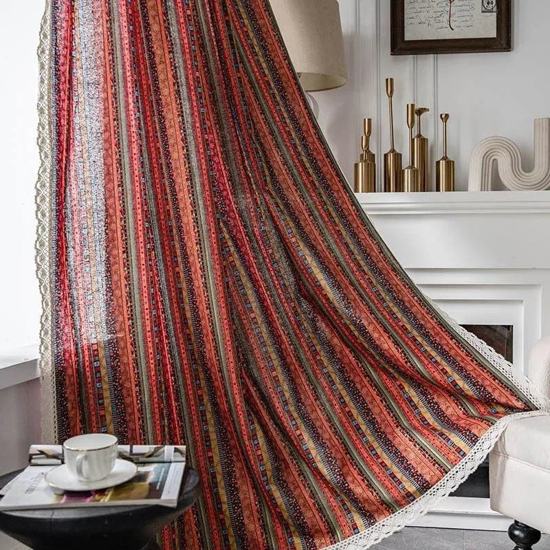 Rideau décoratif coloré à motifs géométriques dans un salon moderne, bordé de dentelle élégante, idéal pour ajouter une touche de chaleur et de style à votre intérieur. Parfait pour les amateurs de décoration contemporaine et unique.