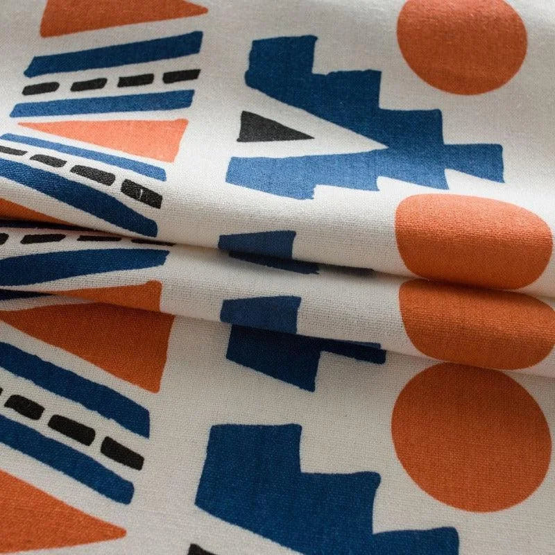 Motif géométrique coloré avec formes abstraites orange et bleues, idéal pour une décoration intérieure moderne et originale. Parfait pour ajouter une touche artistique et contemporaine à votre espace de vie.