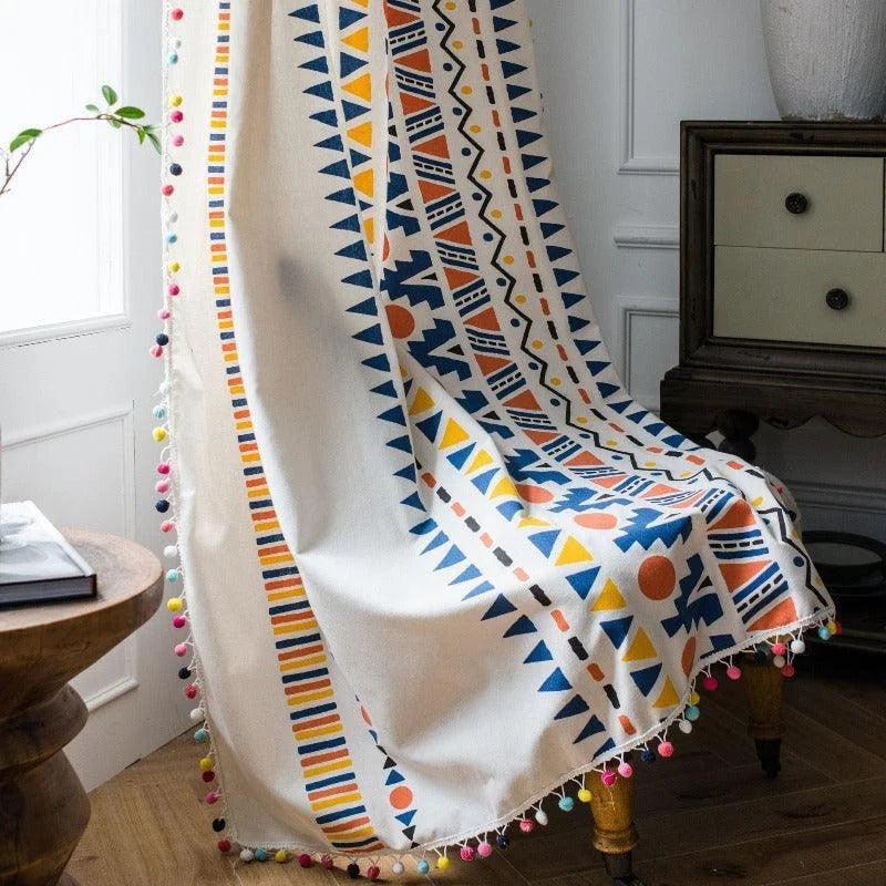 Rideau décoratif avec motifs géométriques colorés, idéal pour ajouter une touche ethnique et moderne à votre intérieur. Les pompons multicolores sur les bords apportent une touche ludique, parfaitement adapté pour un salon ou une chambre. Transformez votre espace avec cet accessoire unique et tendance.