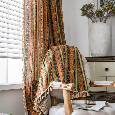 Tenture murale aux motifs ethniques, parfaite pour ajouter une touche de couleur et d'élégance à votre intérieur. Idéale pour un salon chaleureux, elle se combine facilement avec divers styles de décoration. Jouez avec les tendances et personnalisez votre espace avec ce design unique et vibrant.