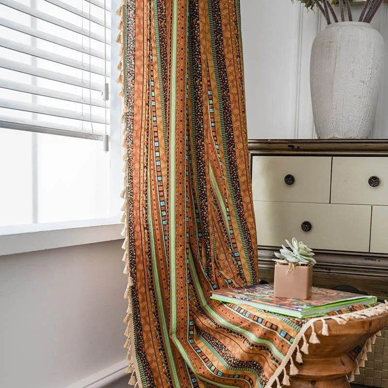 Rideau décoratif aux motifs géométriques colorés, idéal pour une touche bohème dans votre salon. Accessoire de maison chic, ajoutant une ambiance chaleureuse et personnalisée à votre espace. Parfait pour filtrer la lumière tout en ajoutant du style à votre intérieur.