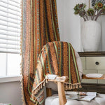 Tenture murale aux motifs ethniques, parfaite pour ajouter une touche de couleur et d'élégance à votre intérieur. Idéale pour un salon chaleureux, elle se combine facilement avec divers styles de décoration. Jouez avec les tendances et personnalisez votre espace avec ce design unique et vibrant.