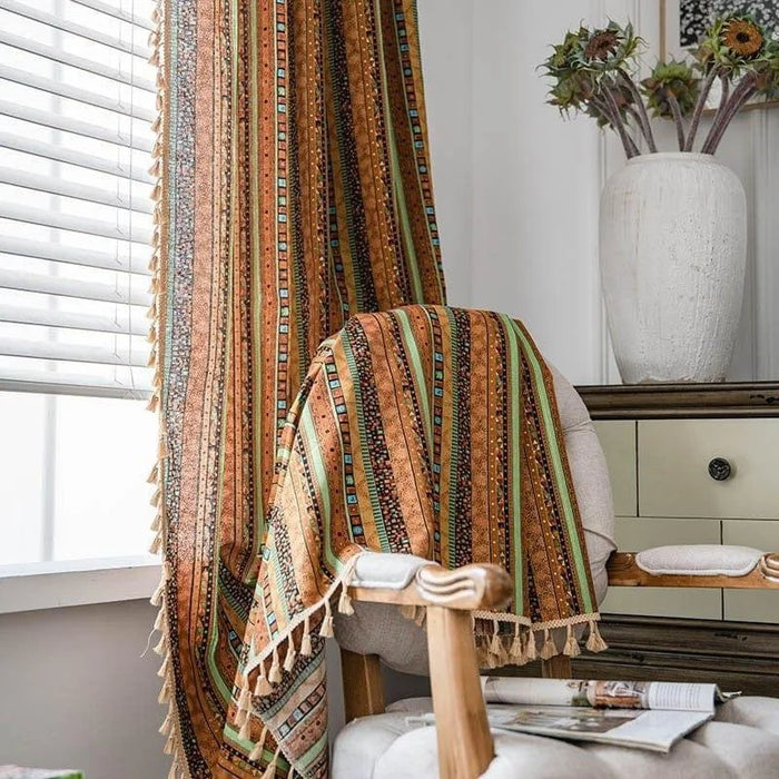 Tenture murale aux motifs ethniques, parfaite pour ajouter une touche de couleur et d'élégance à votre intérieur. Idéale pour un salon chaleureux, elle se combine facilement avec divers styles de décoration. Jouez avec les tendances et personnalisez votre espace avec ce design unique et vibrant.