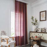 Rideau décoratif à motif rayé rouge et blanc pour salon moderne, offrant une ambiance chaleureuse et élégante. Accessoire parfait pour ajouter une touche de couleur à votre intérieur. Facile à installer, idéal pour habiller vos fenêtres avec style.