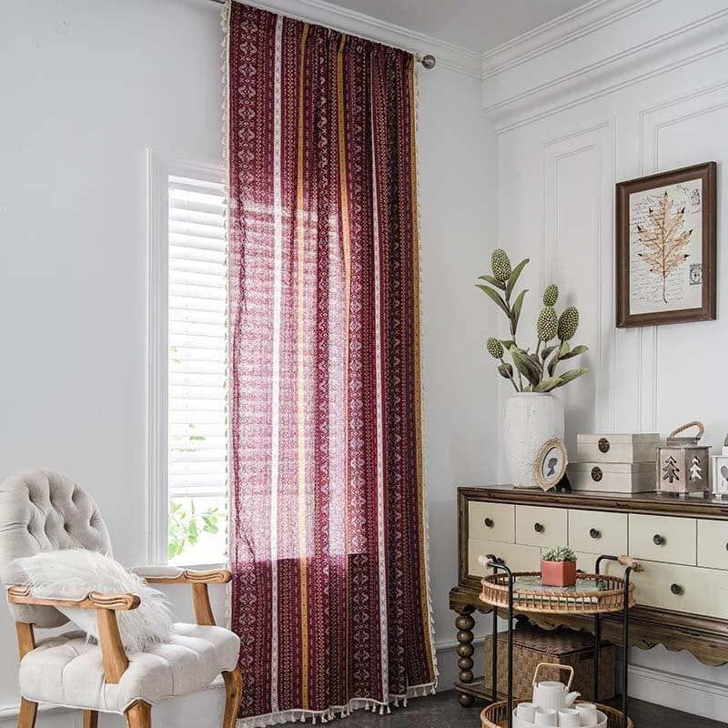 Rideau décoratif à motif rayé rouge et blanc pour salon moderne, offrant une ambiance chaleureuse et élégante. Accessoire parfait pour ajouter une touche de couleur à votre intérieur. Facile à installer, idéal pour habiller vos fenêtres avec style.