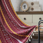 Élégant plaid décoratif aux motifs ethniques rouges et jaunes, idéal pour rehausser le style de votre intérieur. Accessoire parfait pour apporter une touche chaleureuse à votre salon ou chambre à coucher. Convient à tout type de décoration grâce à son design unique et coloré.
