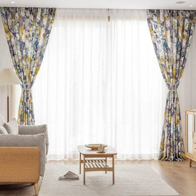 Rideaux élégants avec motifs floraux colorés dans un salon lumineux. Ces rideaux ajoutent une touche de fraîcheur à la pièce en filtrant délicatement la lumière naturelle. Parfaits pour créer une atmosphère accueillante et chaleureuse dans votre intérieur. Idéals pour un salon moderne avec des meubles en bois clair et un style minimaliste.