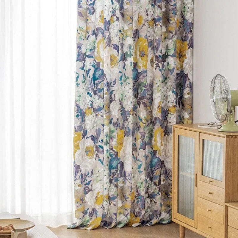 Rideau décoratif à motifs floraux colorés, idéal pour ajouter une touche de vivacité et de fraîcheur à votre intérieur. Parfait pour le salon ou la chambre, ce rideau égaye la pièce avec ses teintes de jaune et violet. Complémente tout style de mobilier moderne ou classique. Accessoire maison essentiel pour un espace accueillant et harmonieux.