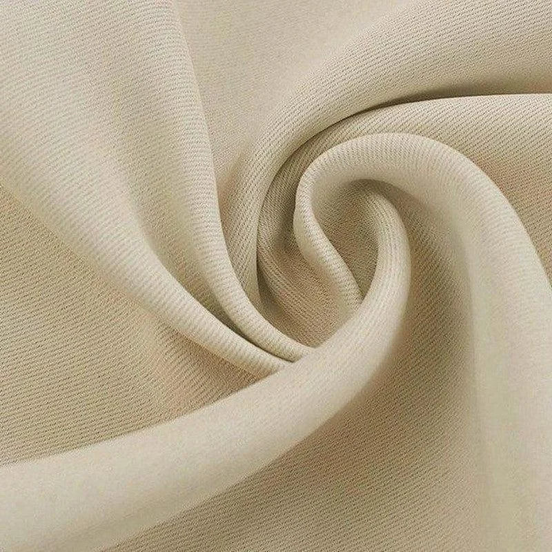 Tissu beige élégant avec un drapé fluide, idéal pour la confection de vêtements raffinés. Design intemporel et polyvalent pour toutes les saisons. Parfait pour les amateurs de mode chic et sobre.