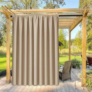 rideau extérieur pergola beige clair tissu texturé opacité totale sobre barre métallique horizontal