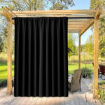 Rideau d'extérieur noir suspendu sous une pergola en bois, parfait pour créer un espace intime dans le jardin. Cet élégant rideau offre une touche de sophistication tout en améliorant l'intimité de votre terrasse ou patio. Idéal pour les décorations d'extérieur modernes et les espaces de détente en plein air.