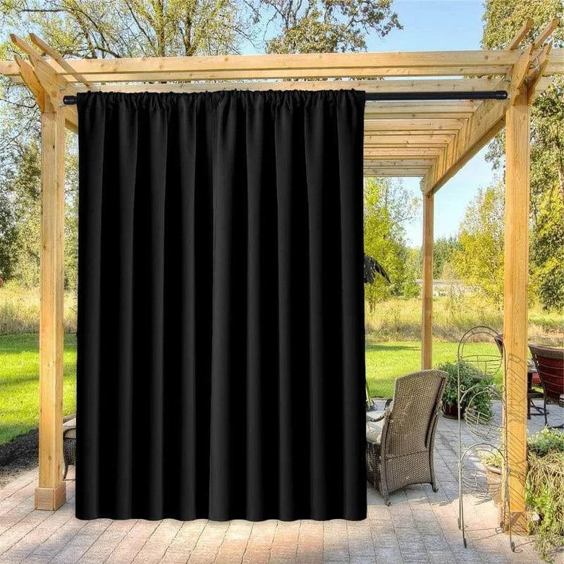 Rideau d'extérieur noir suspendu sous une pergola en bois, parfait pour créer un espace intime dans le jardin. Cet élégant rideau offre une touche de sophistication tout en améliorant l'intimité de votre terrasse ou patio. Idéal pour les décorations d'extérieur modernes et les espaces de détente en plein air.