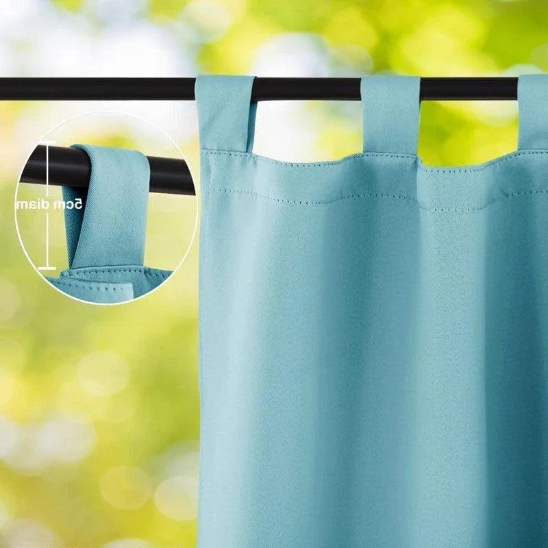 Rideau bleu clair avec œillets discrets offrant une décoration élégante pour intérieurs. Le design moderne s'adapte parfaitement aux tringles standards, ajoutant une touche de couleur à tout espace de vie ou chambre. Idéal pour l'intimité et la protection contre la lumière tout en embellissant votre maison.