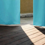 Rideau bleu élégant pour décoration intérieure, idéal pour ajouter une touche de couleur et de modernité à votre espace. Parfait pour optimiser la luminosité de la pièce tout en préservant l'intimité. Design contemporain qui s'harmonise facilement avec divers styles de décoration d'intérieur.