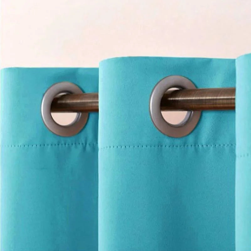 Rideau turquoise avec œillets métalliques sur une tringle, idéal pour ajouter une touche de couleur et modernité à votre intérieur. Ce rideau convient parfaitement aux salons, chambres ou bureaux pour une ambiance fraîche et contemporaine.