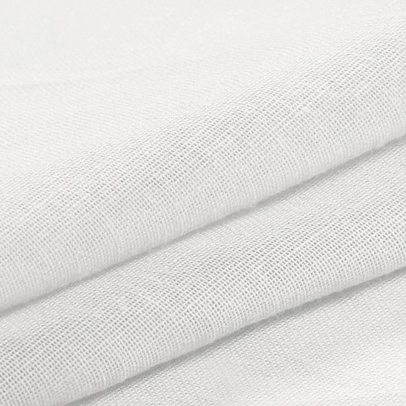 Image d'un tissu blanc plié, idéal pour la confection d'articles de maison ou de vêtements. Le tissu présente une texture fine et uniforme, fournissant une base parfaite pour des projets créatifs de couture et de design intérieur. Son aspect épuré s'adapte à divers styles esthétiques.