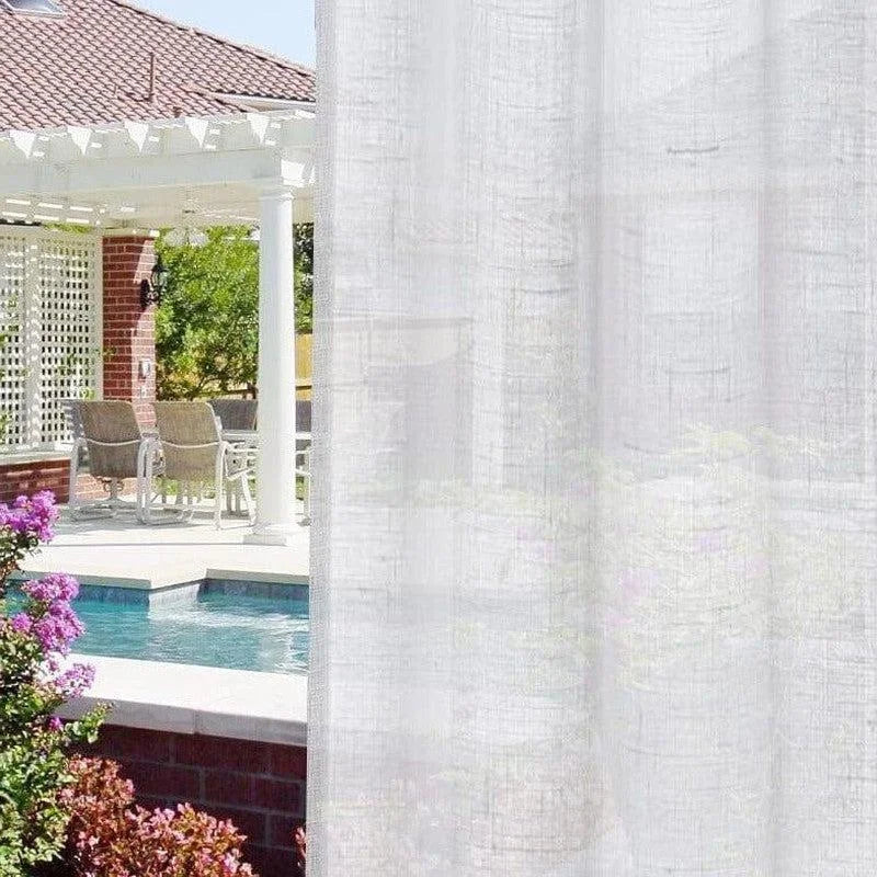 Voilage élégant pour espace extérieur, idéal pour ajouter une touche esthétique à votre jardin ou terrasse. Profitez d'une ambiance apaisante au bord de la piscine, avec un rideau décoratif et fonctionnel. Transformez votre pergola avec ce voilage aux notes légères, parfait pour l'été.
