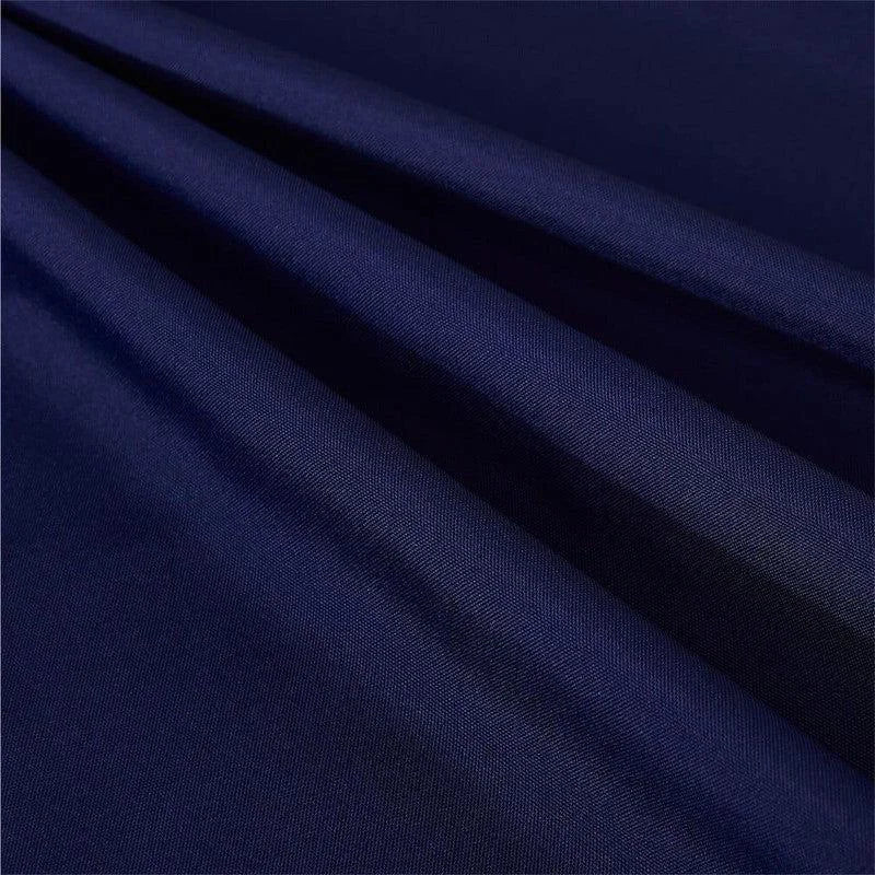 Tissu bleu marine lisse et élégant, idéal pour la confection de vêtements sophistiqués et modernes. Parfait pour les projets de couture nécessitant une touche de classe et de simplicité intemporelle.