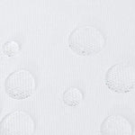 Gros plan de gouttes d'eau sur surface imperméable, illustrant l'efficacité d'une protection résistante à l'humidité. Ce visuel met en avant les caractéristiques anti-traces d'eau et la durabilité du produit. Idéal pour démontrer les avantages d'un revêtement hydrofuge dans diverses applications quotidiennes.