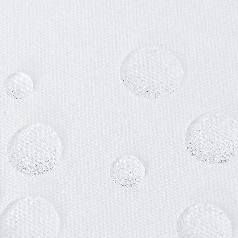 Gros plan de gouttes d'eau sur surface imperméable, illustrant l'efficacité d'une protection résistante à l'humidité. Ce visuel met en avant les caractéristiques anti-traces d'eau et la durabilité du produit. Idéal pour démontrer les avantages d'un revêtement hydrofuge dans diverses applications quotidiennes.