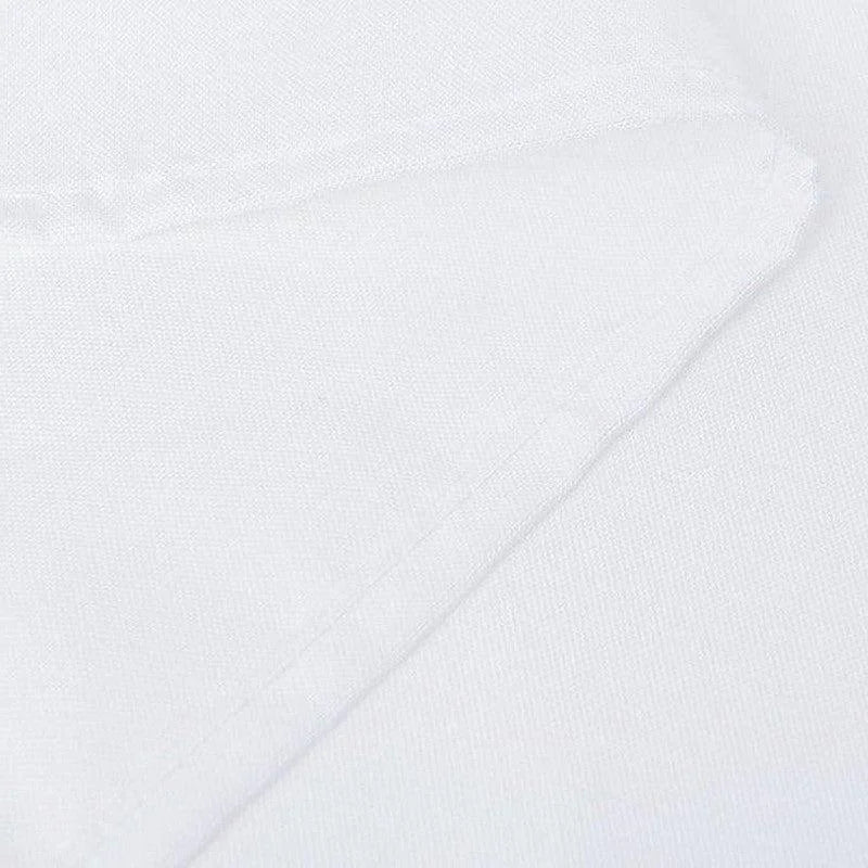 Image d'un tissu blanc, présentant des détails de couture et de texture, idéale pour accentuer la qualité et la finition. Drapé élégant et sobre, parfait pour confection de vêtements ou de linge de maison moderne.