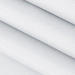 Image de tissu blanc en gros plan, montrant une texture fine et uniforme, idéale pour la confection de vêtements ou d'articles ménagers. Le tissu est plié en plusieurs couches, soulignant sa souplesse et sa qualité supérieure.
