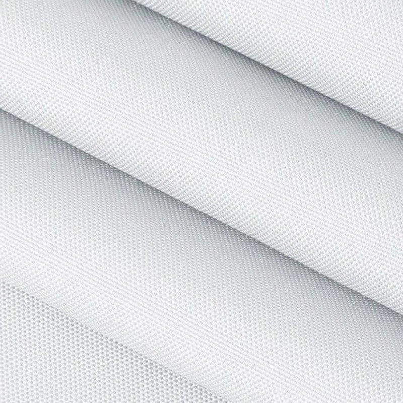 Image de tissu blanc en gros plan, montrant une texture fine et uniforme, idéale pour la confection de vêtements ou d'articles ménagers. Le tissu est plié en plusieurs couches, soulignant sa souplesse et sa qualité supérieure.