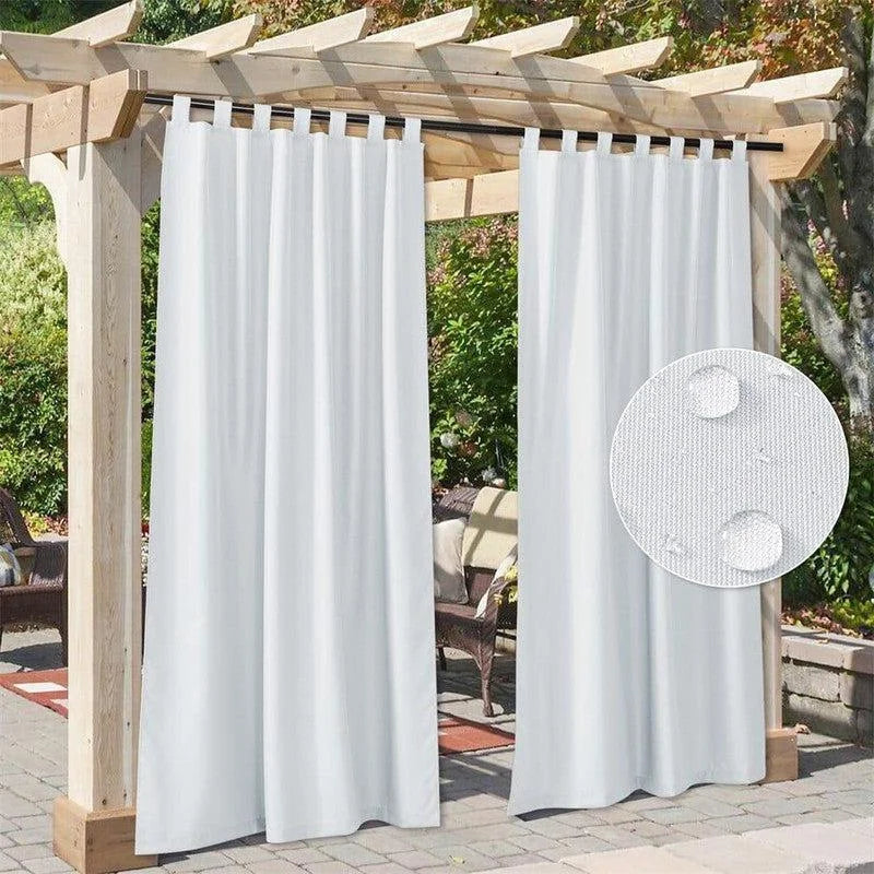 Panneaux de rideaux extérieurs blancs pour pergola, résistants à l'eau, idéaux pour créer un espace ombragé et intime dans le jardin. Design élégant et moderne pour embellir votre terrasse. Installation facile et rapide avec œillets intégrés. Parfait pour protéger du soleil tout en ajoutant une touche décorative.