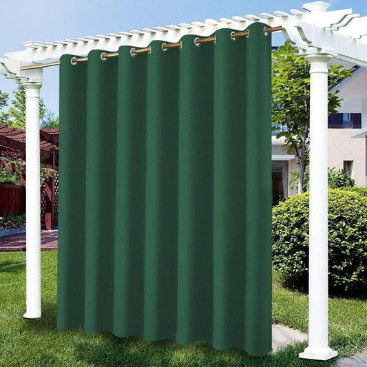 Rideau extérieur vert suspendu à une pergola blanche, idéal pour créer un espace ombragé dans le jardin. Accessoire élégant et pratique pour protéger du soleil tout en apportant une touche de style à votre espace extérieur.