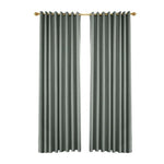 Rideaux élégants gris pour salon, apportant une touche moderne et raffinée à votre décoration intérieure. Longs et opaques, ces rideaux s'harmonisent parfaitement avec n'importe quel style d'intérieur. Idéal pour créer une ambiance chaleureuse et intime.