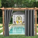 Rideaux d'extérieur pour pergola avec piscine en arrière-plan, idéals pour créer une ambiance intime et élégante dans votre jardin. Parfaits pour bloquer le soleil tout en offrant un espace confortable à l'abri des regards indiscrets. Conviennent à tout type d'aménagement extérieur pour une décoration moderne et fonctionnelle.