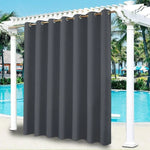 Rideau extérieur gris foncé suspendu à une pergola blanche près d'une piscine, parfait pour créer un espace moderne et élégant tout en offrant une protection solaire optimale lors des journées ensoleillées. Idéal pour les jardins, terrasses ou patios, ce rideau améliore votre confort extérieur et ajoute une touche de style à votre espace de détente.
