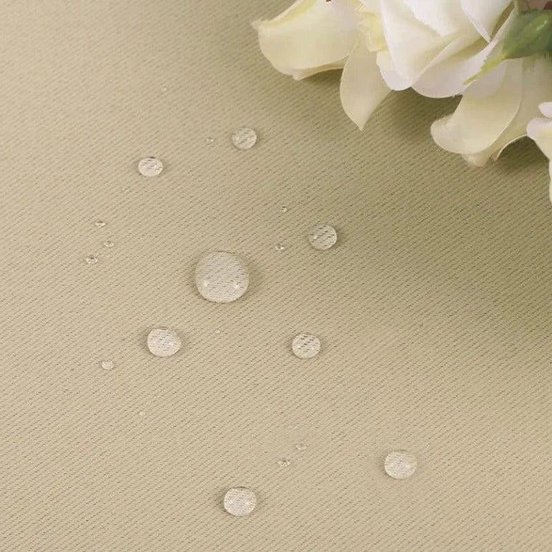 Image d'une surface beige avec des gouttes d'eau et des fleurs blanches, illustrant la résistance à l'eau et l'élégance. Parfait pour décorer et protéger vos meubles tout en ajoutant une touche esthétique. Idéal pour un usage intérieur dans une décoration raffinée et moderne. Adapté pour améliorer la durabilité et l'apparence de vos espaces de vie.