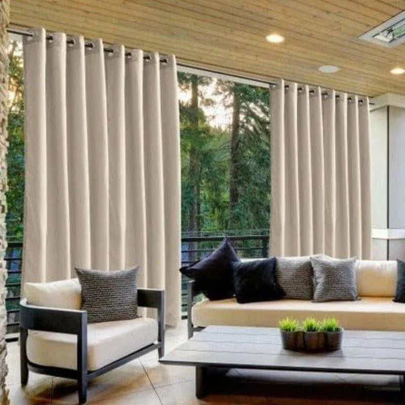 Rideaux opaques beige pour salon moderne, élégamment disposés devant de grandes baies vitrées donnant sur un espace extérieur verdoyant. Ils ajoutent une touche de sophistication au décor tout en offrant une ambiance chaleureuse et intime. Les canapés contemporains avec des coussins coordonnés complètent l'ensemble, parfaits pour un intérieur chic et accueillant. Idéal pour harmoniser votre espace de vie tout en préservant votre intimité.