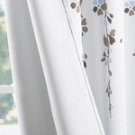 Rideau élégant avec motifs floraux discrets, idéal pour ajouter une touche de sérénité et d'harmonie à votre intérieur. Son design subtil combine des teintes douces de marron et bleu, parfait pour une ambiance lumineuse et accueillante dans le salon ou la chambre. Adapté à divers styles décoratifs.