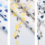 Papier peint à motifs floraux modernes, couleurs variées incluant bleu, jaune et beige, idéal pour décorer salons et chambres, création d'une ambiance dynamique et élégante. Parfait pour un intérieur contemporain et accueillant.