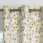 Rideau occultant à motifs floraux jaunes et gris, idéal pour ajouter une touche de couleur et d'élégance à votre intérieur. Fixation œillets pour une installation facile sur tringle. Parfait pour le salon, la chambre ou la salle à manger.