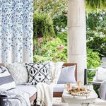 Salon de jardin élégant avec coussins décoratifs et table basse, entouré de verdure luxuriante. Espace extérieur invitant pour des moments de détente en plein air. Ambiance confortable et accueillante idéale pour profiter du jardin.