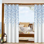 Rideaux décoratifs blancs avec motifs bleus, parfaits pour ajouter une touche élégante à votre espace extérieur. Idéaux pour une terrasse ou un patio, ces rideaux permettent de créer un coin détente à l'abri du soleil tout en conservant une ambiance apaisante. L'imprimé floral bleu apporte une subtilité de style et une note de fraîcheur. Transformez votre espace avec ces rideaux modernes qui s’intègrent harmonieusement à tout type de mobilier extérieur