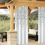 Rideau d'extérieur avec motif floral pour terrasse, idéal pour créer un espace intime et élégant en plein air, parfait pour décorer une pergola en bois dans un jardin verdoyant.