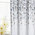 Rideau de douche avec motif floral bleu et marron, idéal pour ajouter une touche de fraîcheur à votre salle de bain. Décoration élégante avec des fleurs suspendues, parfait pour créer une ambiance relaxante et naturelle. Accessoire pratique pour l'intimité et l'esthétique de votre espace.