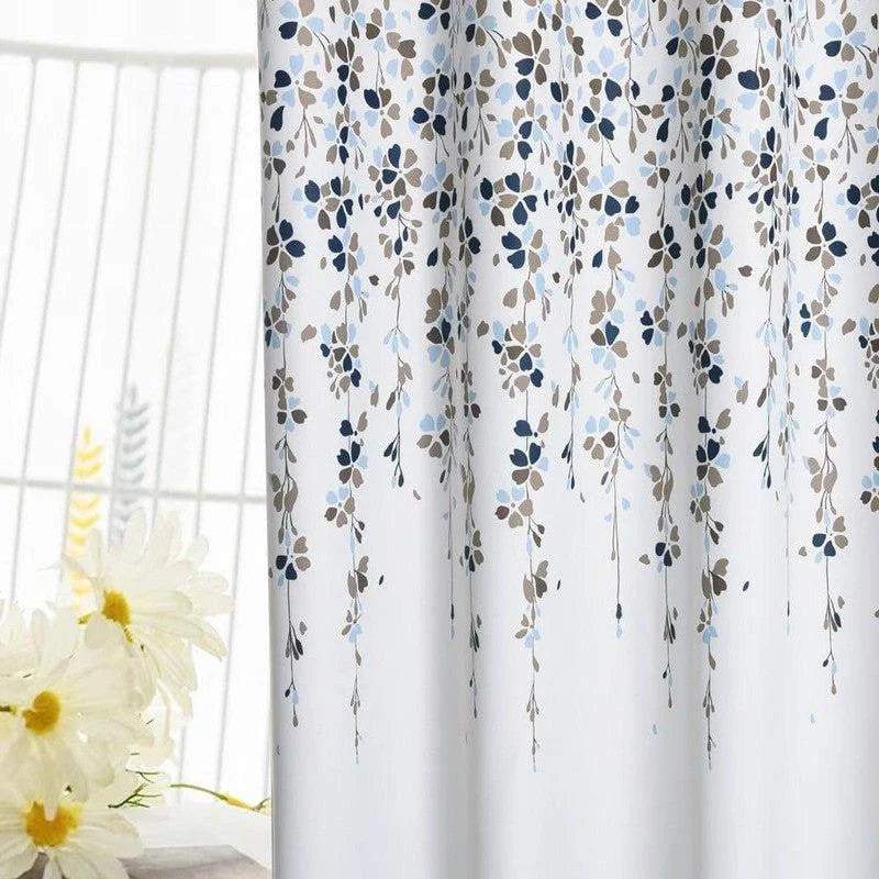 Rideau de douche avec motif floral bleu et marron, idéal pour ajouter une touche de fraîcheur à votre salle de bain. Décoration élégante avec des fleurs suspendues, parfait pour créer une ambiance relaxante et naturelle. Accessoire pratique pour l'intimité et l'esthétique de votre espace.