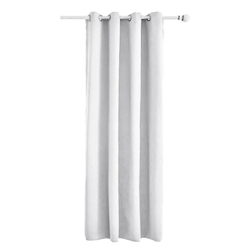 Rideau blanc élégant avec œillets, idéal pour une décoration intérieure moderne et épurée. Ce rideau offre une solution parfaite pour tamiser la lumière tout en apportant une touche de sophistication à votre espace de vie. Facile à installer grâce à ses œillets robustes, il s'adapte à tous types de tringles. Parfait pour le salon, la chambre à coucher ou le bureau.