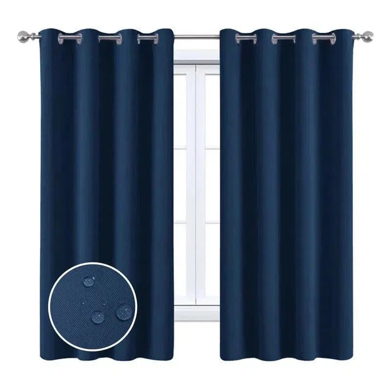 Rideau occultant bleu marine avec œillets pour fenêtre, idéal pour protéger votre intérieur de la lumière, tout en ajoutant une touche d'élégance moderne à votre décor. Parfait pour les salons, chambres ou bureaux. Disponible en différentes dimensions pour s'adapter à tous les types de fenêtres.