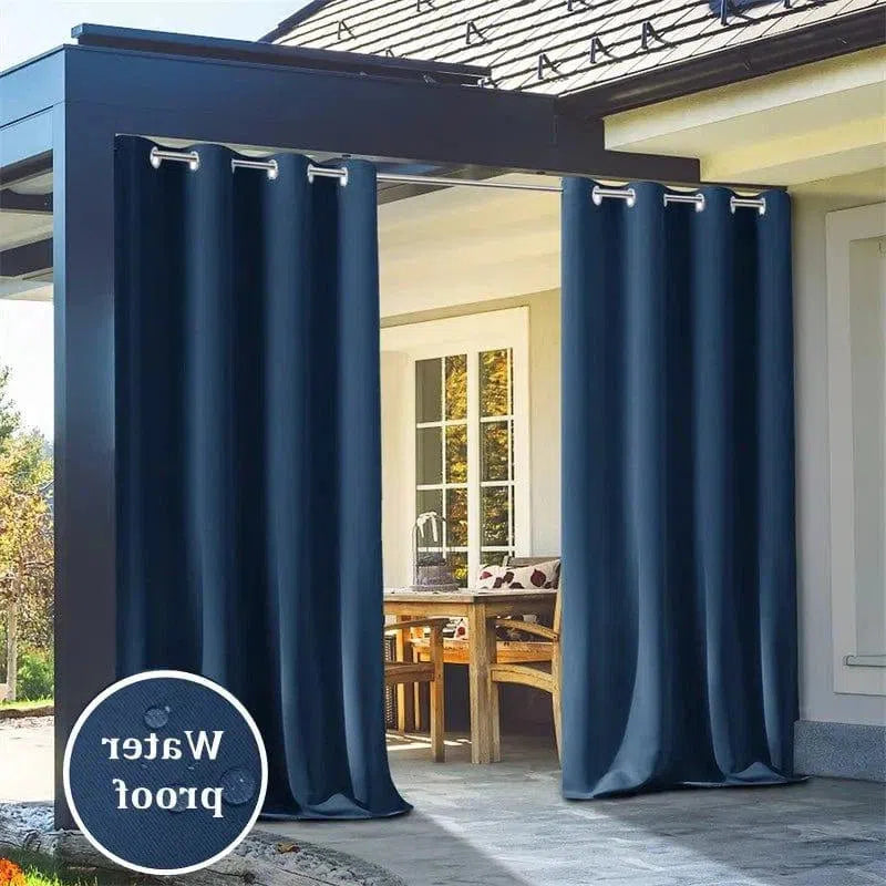 Rideaux extérieurs bleu marine pour terrasse, parfaits pour créer un espace privé et protégé en extérieur. Idéal pour embellir et personnaliser votre véranda ou pergola tout en ajoutant une touche élégante à votre jardin. Protégez-vous du vent et du soleil avec ces rideaux fonctionnels et esthétiques, facilement installables grâce à leurs anneaux intégrés.